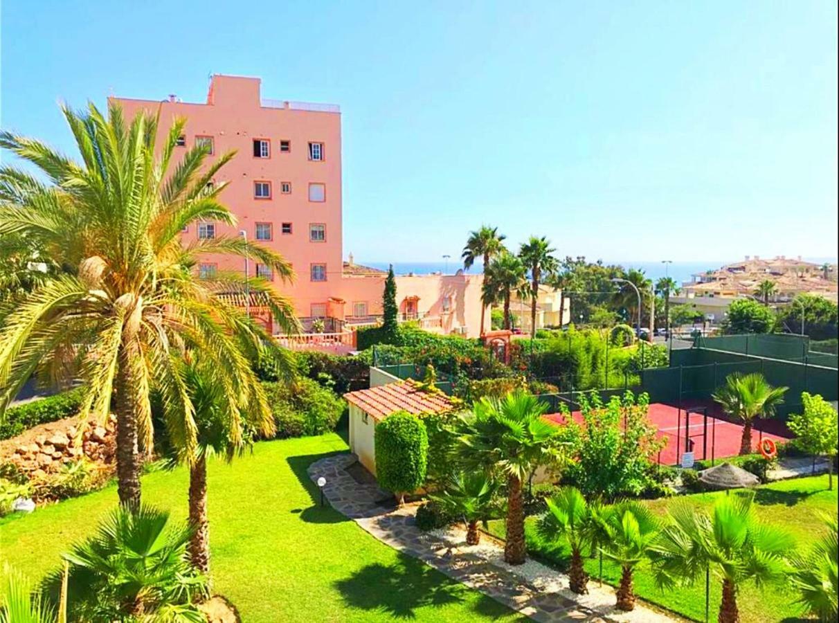 Seaview Apartment With Great Amenities & Facilities Benalmádena Dış mekan fotoğraf